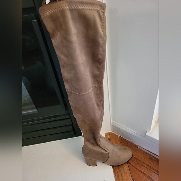 Brand new beige over the knee boots size 24/US 7 - Picture 1 of 2